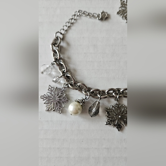 Avon Winter‎ Wonderland Snowflake Silvertone Bracelet - Picture 2 of 4
